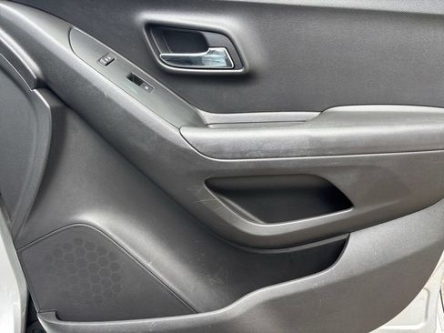 Used 2018 Chevrolet Trax LS AWD/4WD image 26
