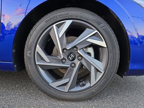 Certified 2025 Hyundai Elantra Sport image 32