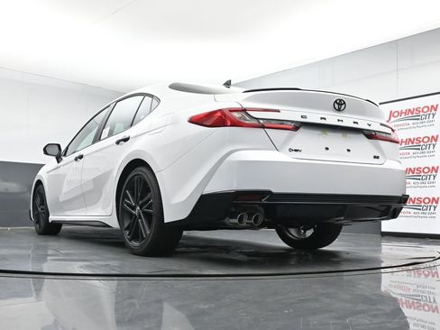 New 2026 Toyota Camry Hybrid FWD image 32