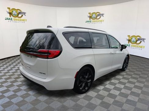Used 2025 Chrysler Pacifica Limited FWD image 10