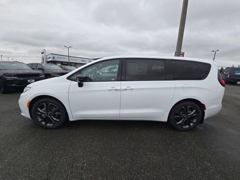 New 2026 Chrysler Pacifica Select image 6