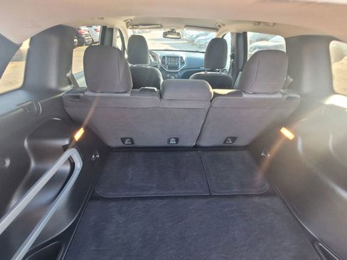 Used 2015 Jeep Cherokee Sport image 4