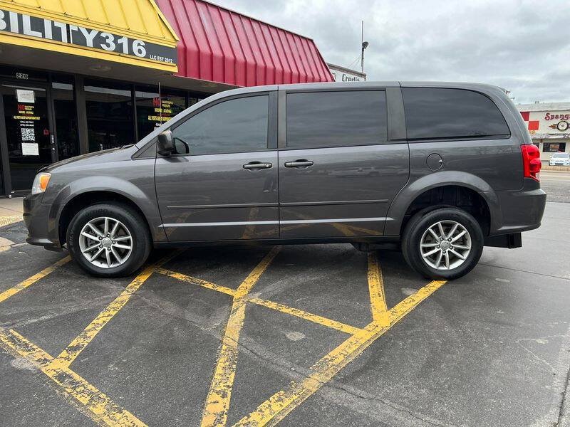 Used 2017 Dodge Grand Caravan SE FWD image 4