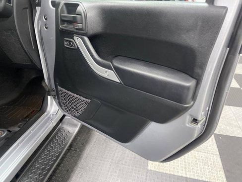 Used 2018 Jeep Wrangler Unlimited Sahara w/ Connectivity Group AWD/4WD image 19