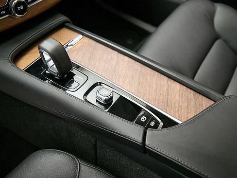 Certified 2024 Volvo XC90 B6 Plus w/ Protection Package Premier AWD/4WD image 18