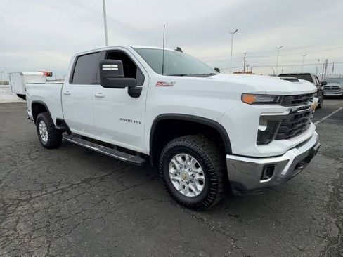 Used 2024 Chevrolet Silverado 2500 LT image 2