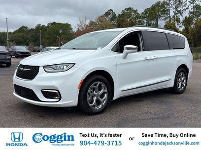 Used 2022 Chrysler Pacifica Limited w/ Uconnect Theater Family Group