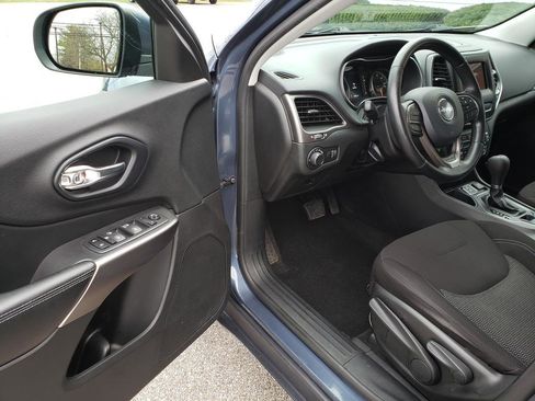 Used 2020 Jeep Cherokee Latitude w/ Cold Weather Group image 8