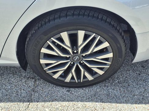 Used 2024 Nissan Altima 2.5 SV FWD image 25
