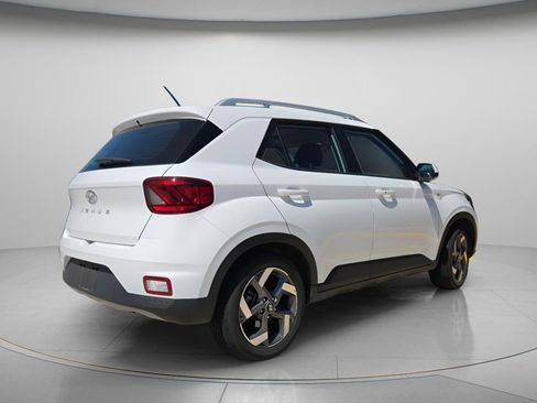 Used 2025 Hyundai Venue SEL FWD image 6