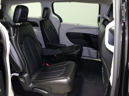 Used 2024 Chrysler Pacifica Touring-L FWD image 15