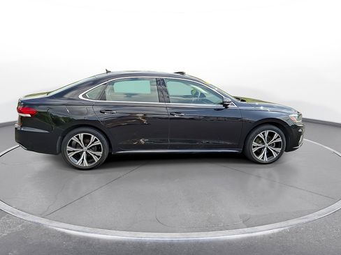 Used 2022 Volkswagen Passat 2.0T SE FWD image 9