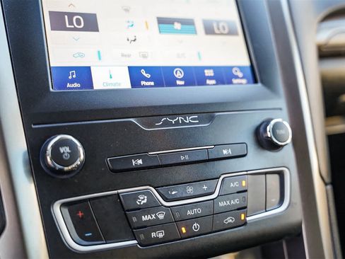 Used 2020 Ford Fusion SE image 23