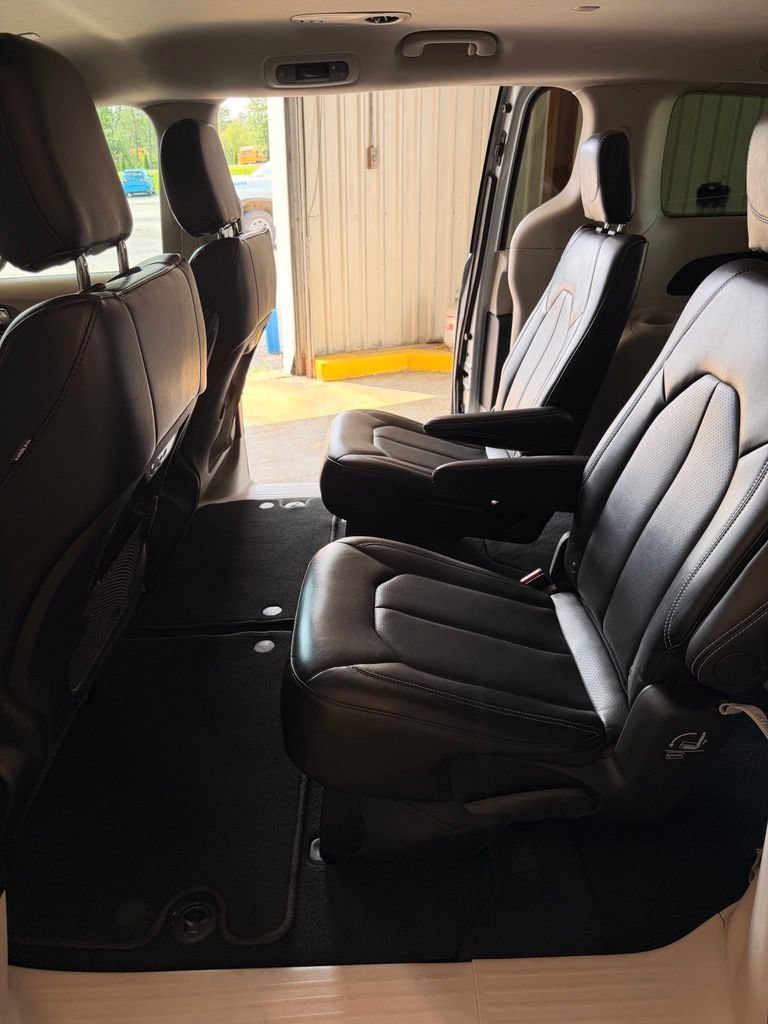 Used 2024 Chrysler Pacifica Touring-L FWD image 17
