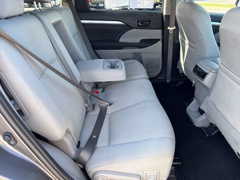 Used 2019 Toyota Highlander LE AWD/4WD image 32