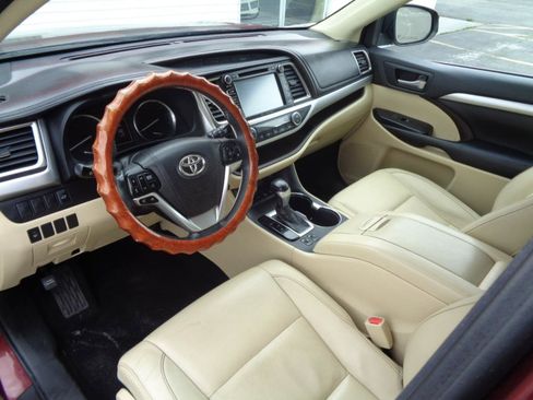 Used 2016 Toyota Highlander XLE AWD/4WD image 7