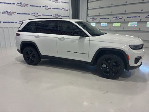 Used 2023 Jeep Grand Cherokee Limited w/ Black Appearance Package AWD/4WD image 9