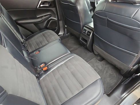 Used 2024 Mitsubishi Outlander SE image 11