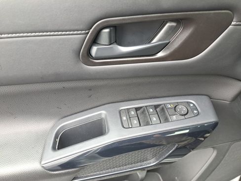 Used 2025 Nissan Pathfinder SV FWD image 35