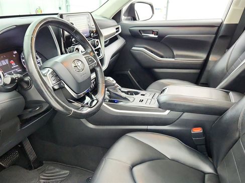 Used 2020 Toyota Highlander XLE AWD/4WD image 25