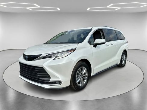Used 2023 Toyota Sienna Limited image 1