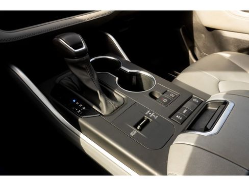 Used 2020 Toyota Highlander XLE FWD image 28