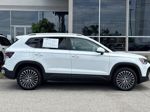 Used 2025 Volkswagen Taos SE FWD image 3