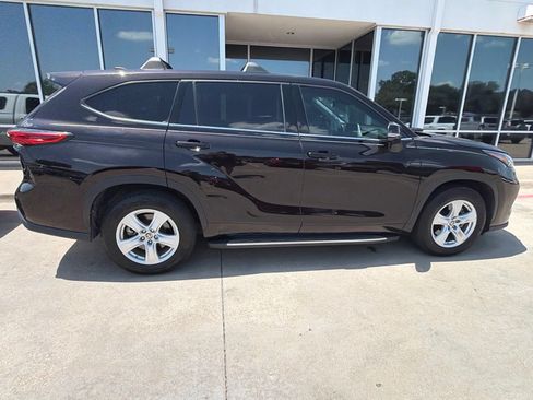 Used 2022 Toyota Highlander LE FWD image 4