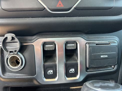 Certified 2020 Jeep Wrangler Sport AWD/4WD image 17