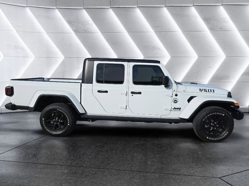 Used 2022 Jeep Gladiator Sport image 3