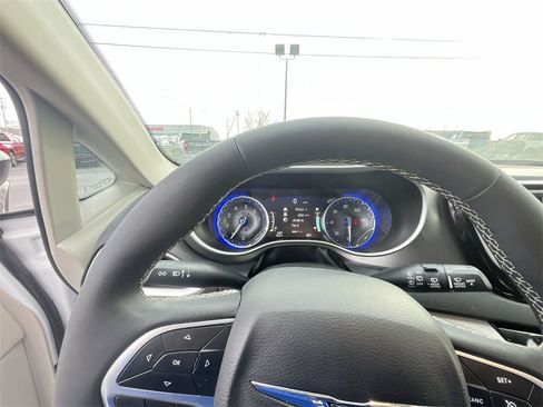 Used 2024 Chrysler Pacifica Touring-L image 15
