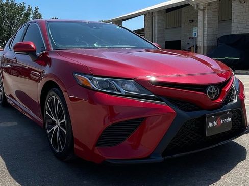 Used 2020 Toyota Camry SE w/ Convenience Package FWD image 3