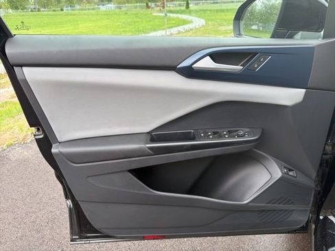 Used 2023 Volkswagen Taos SE w/ Black Wheel Package image 19