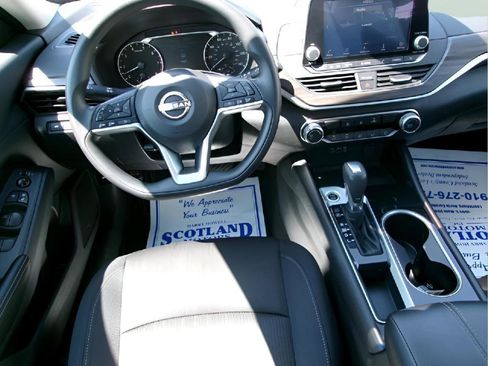 Used 2024 Nissan Altima 2.5 SV FWD image 11