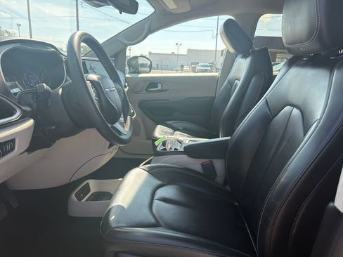 Used 2023 Chrysler Pacifica Touring-L FWD image 15