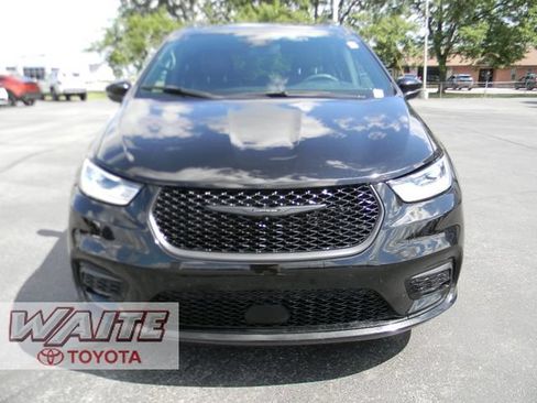Used 2025 Chrysler Pacifica Limited FWD image 6