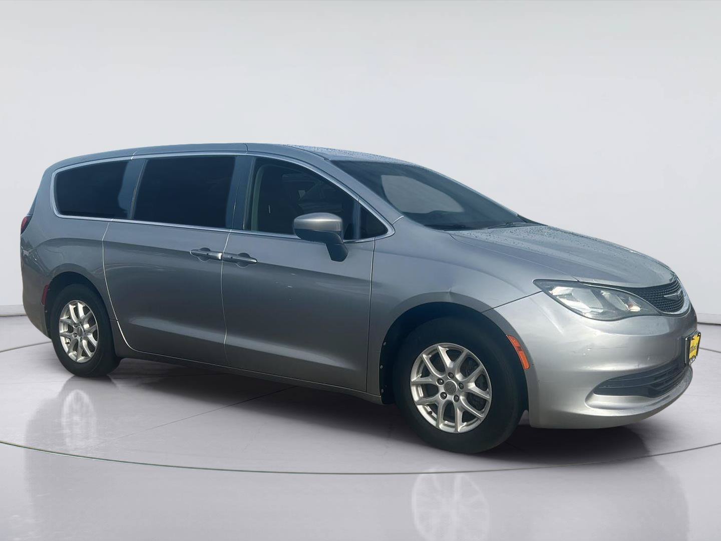 Used 2017 Chrysler Pacifica Touring FWD image 3