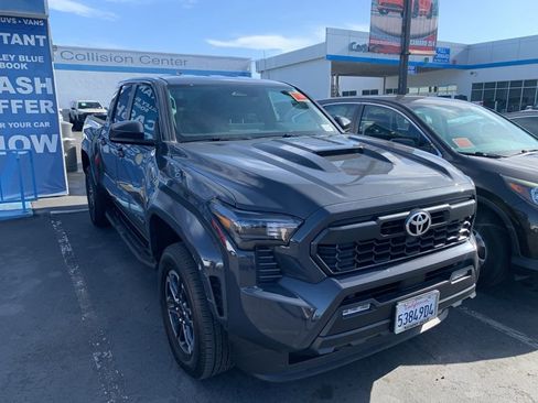 Used 2025 Toyota Tacoma TRD Sport AWD/4WD image 4