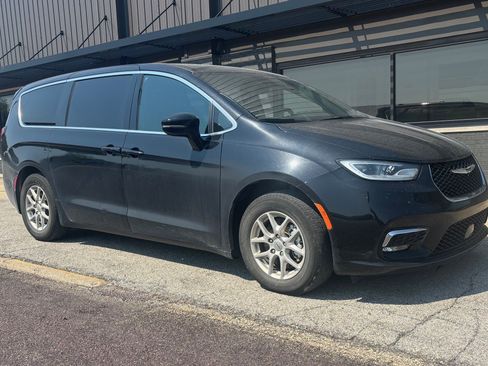 Used 2025 Chrysler Pacifica Select FWD image 3