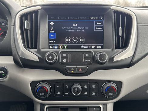 Used 2024 GMC Terrain SLT image 12