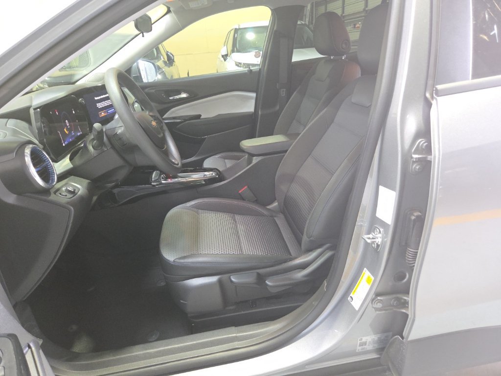 Used 2026 Chevrolet Trax LT FWD image 3