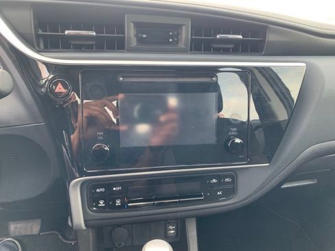 Used 2018 Toyota Corolla LE w/ Carpet Mat Package (TMS) FWD image 12