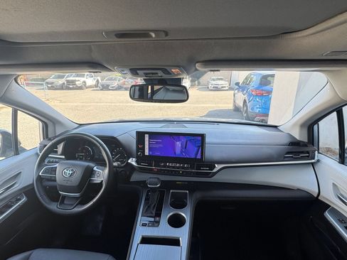 Used 2025 Toyota Sienna XLE FWD image 32