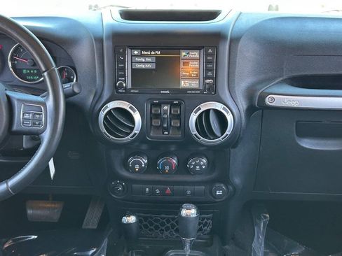 Used 2016 Jeep Wrangler Unlimited Sahara w/ Connectivity Group AWD/4WD image 17