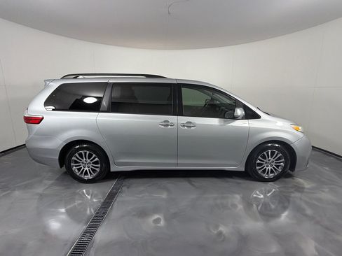 Used 2019 Toyota Sienna XLE w/ XLE Navigation Package FWD image 4