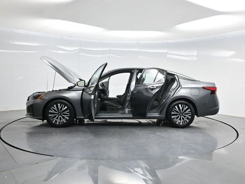 Used 2024 Nissan Altima 2.5 SV FWD image 39