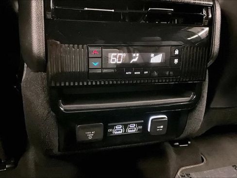 Used 2024 Jeep Wagoneer Series II w/ Flexible Seating Group AWD/4WD image 32