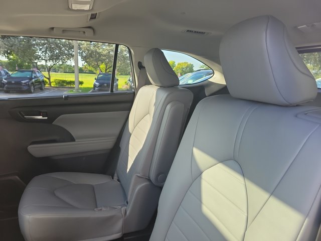 Used 2026 Toyota Highlander XLE AWD/4WD image 16