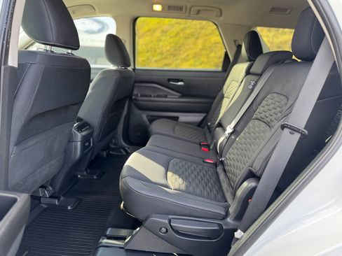 Used 2022 Nissan Pathfinder S image 18