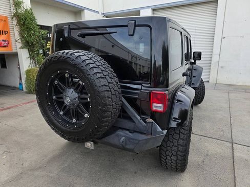Used 2014 Jeep Wrangler Unlimited Sahara w/ Connectivity Group AWD/4WD image 12